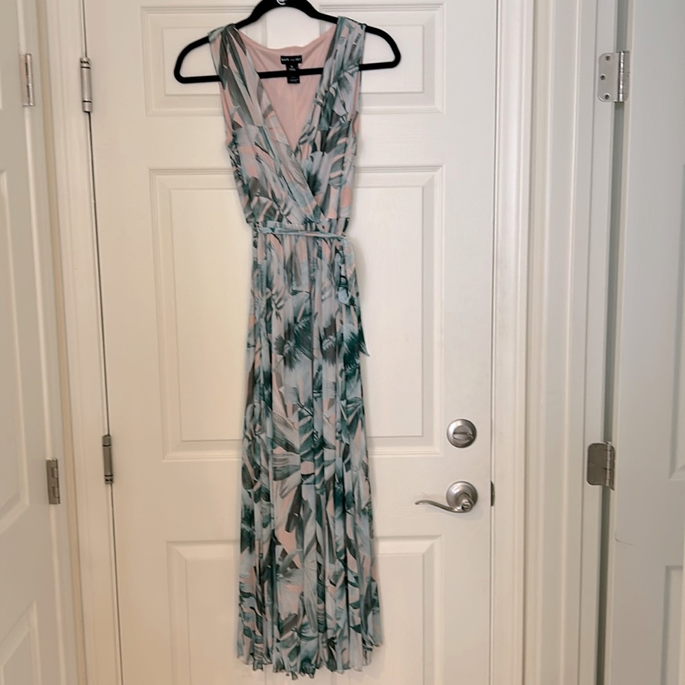 Ladies summer dress-pink & green V neck, size 6 Never worn new without tags